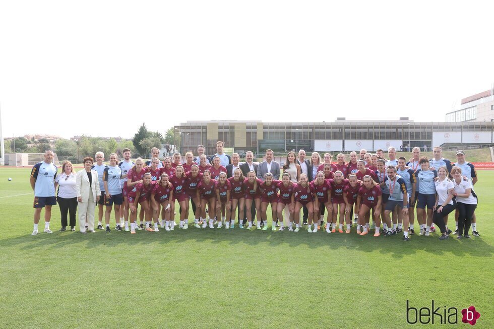 La Reina Letizia con la Selección Nacional Femenina de Fútbol