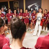 La Reina Letizia hablando con las jugadoras de la Selección Nacional Femenina de Fútbol