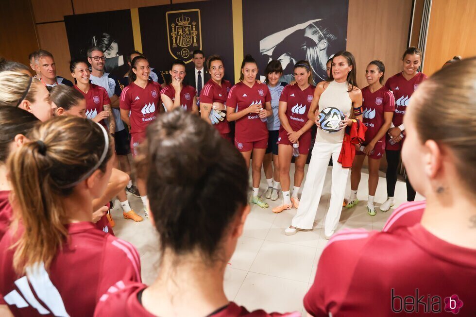 La Reina Letizia hablando con las jugadoras de la Selección Nacional Femenina de Fútbol