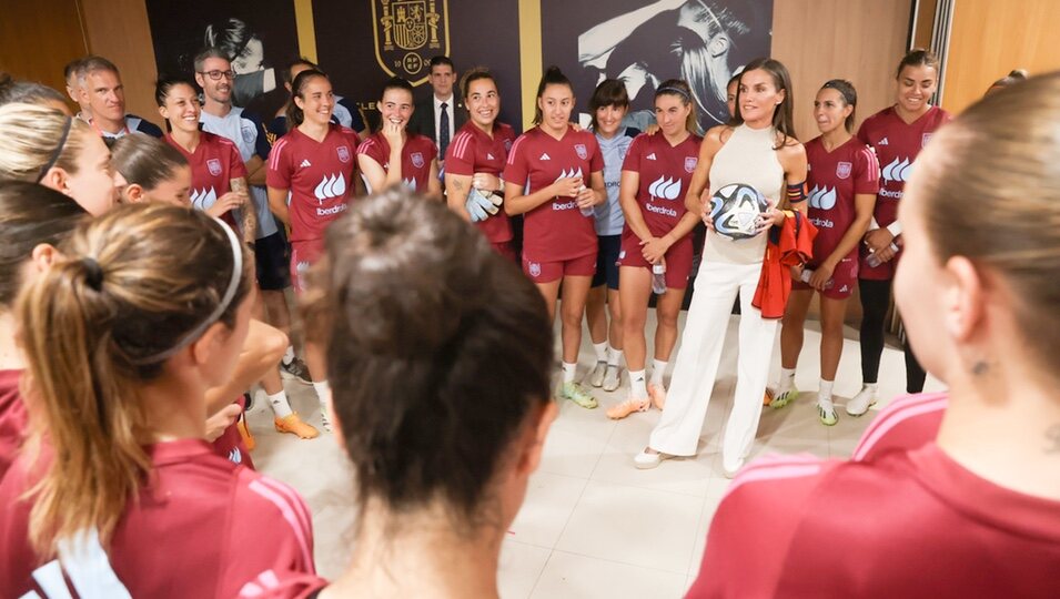 La Reina Letizia hablando con las jugadoras de la Selección Nacional Femenina de Fútbol