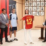 La Reina Letizia con una camiseta con su nombre de la Selección Nacional Femenina de Fútbol