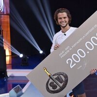 Bosco Martínez Bordiú sosteniendo el cheque como ganador de 'SV 2023'