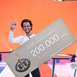 Bosco Martínez Bordiú posa con el premio como ganador de 'SV 2023'
