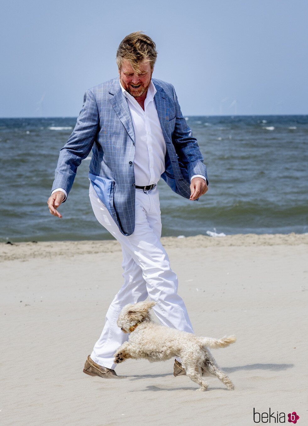 Guillermo Alejandro de Holanda y su perro Mambo en su posado de verano en la playa