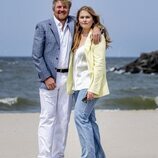 Guillermo Alejandro de Holanda y Amalia de Holanda en su posado de verano en la playa