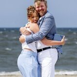 Guillermo Alejandro de Holanda y Alexia de Holanda abrazados en su posado de verano en la playa