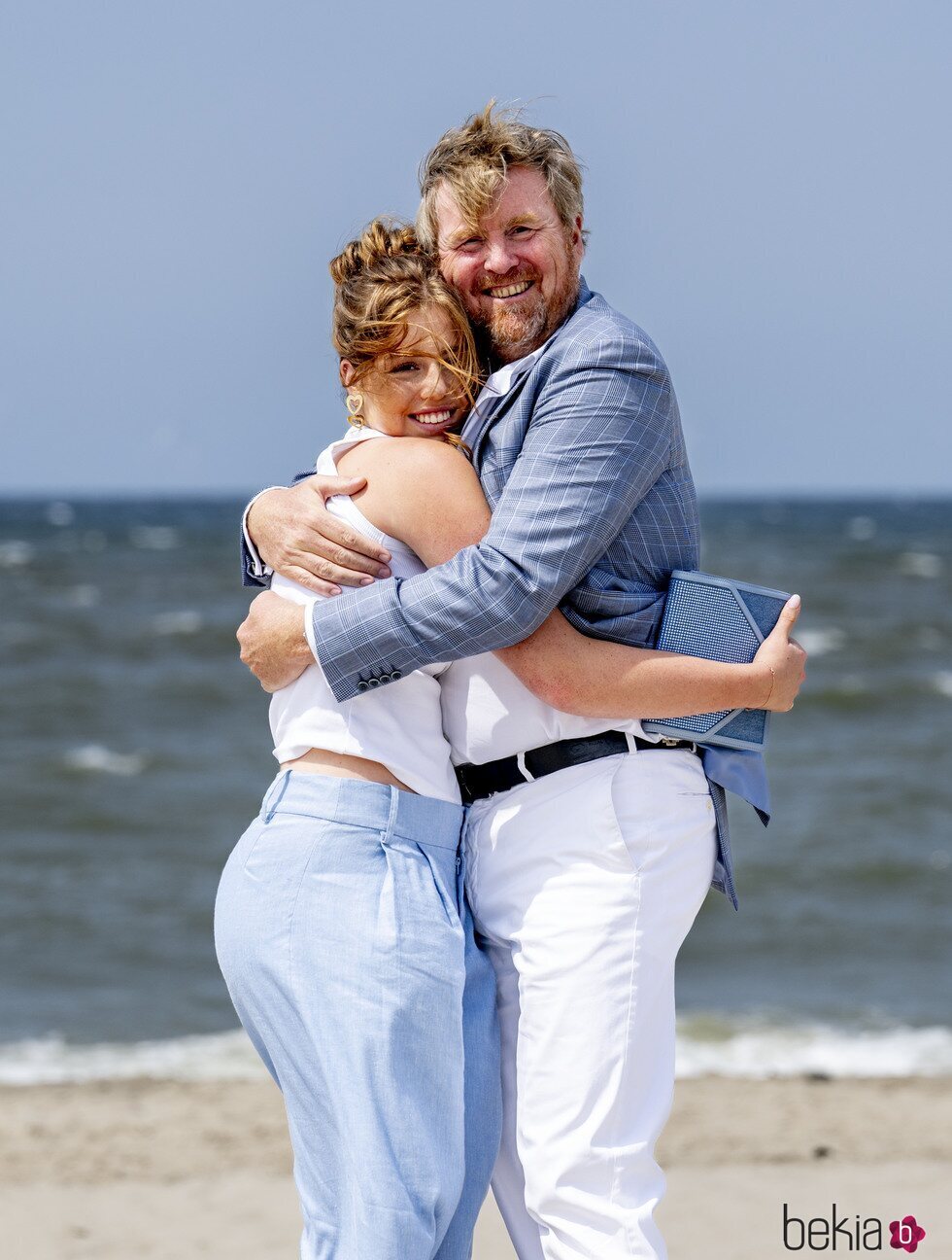 Guillermo Alejandro de Holanda y Alexia de Holanda abrazados en su posado de verano en la playa
