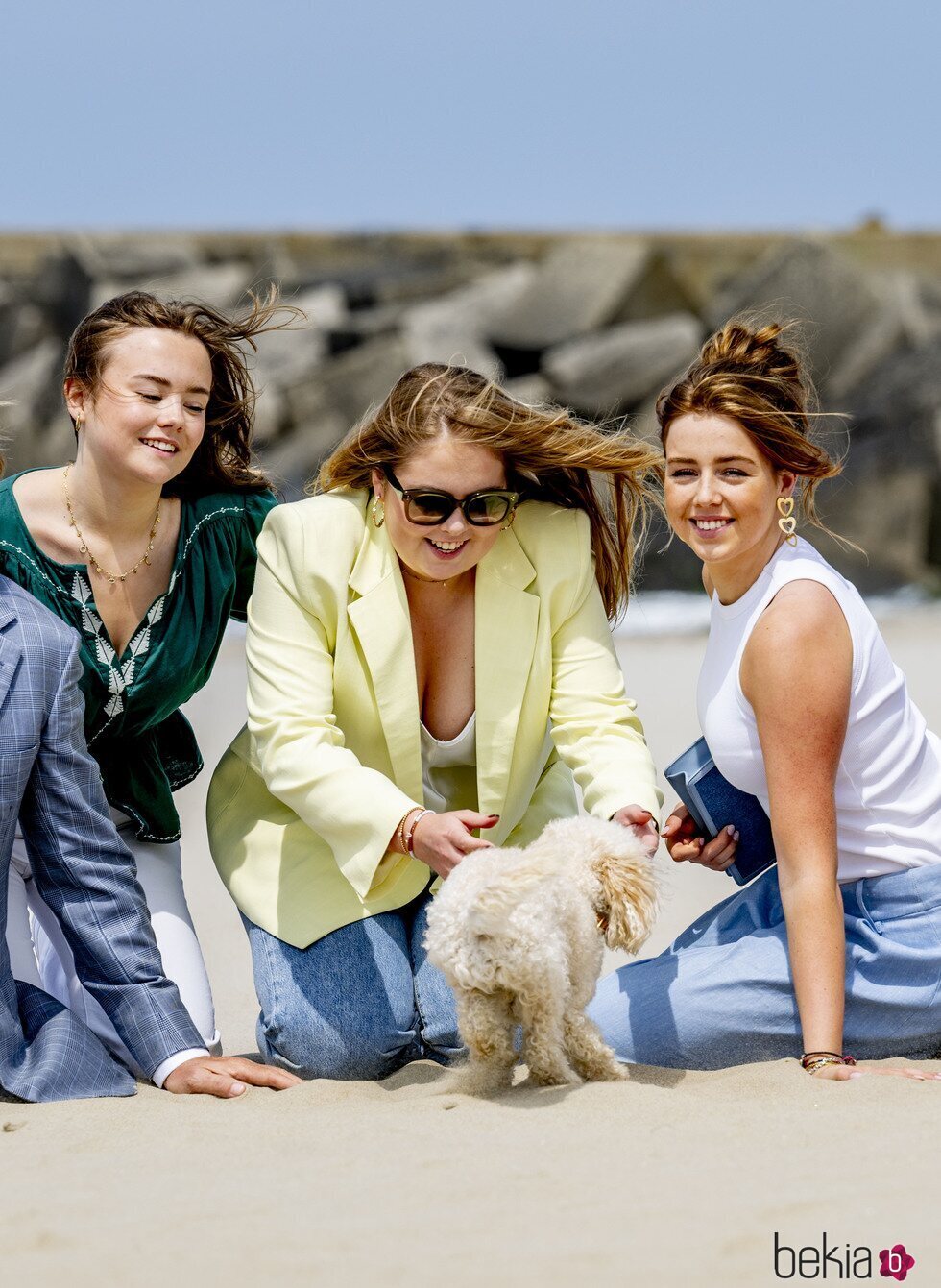 Amalia, Alexia y Ariane de Holanda con su perro Mambo en su posado de verano en la playa