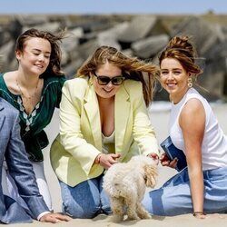 Amalia, Alexia y Ariane de Holanda con su perro Mambo en su posado de verano en la playa