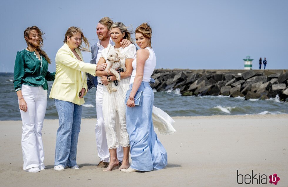 Guillermo Alejandro y Máxima de Holanda, sus hijas Amalia, Alexia y Ariane y su perro Mambo en su posado de verano en la playa