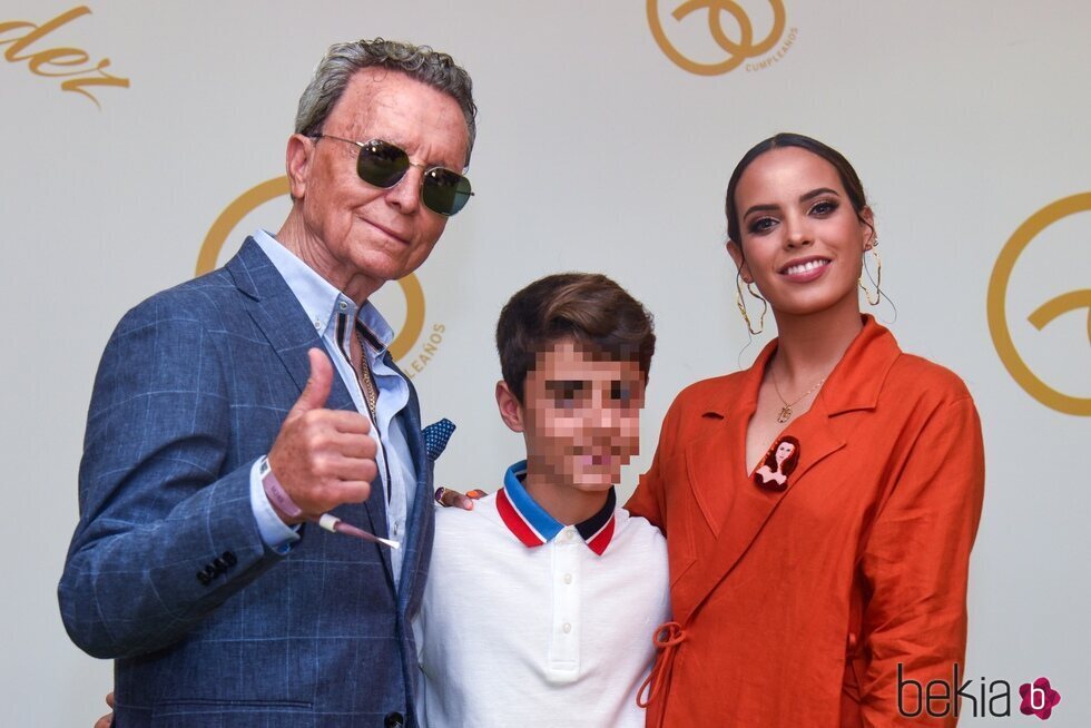 José Ortega Cano, su hijo pequeño y Gloria Camila en el cumpleaños de 'El Turronero'