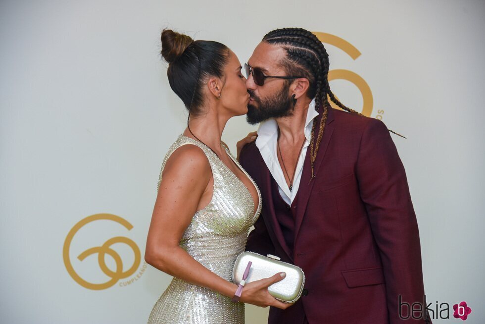 India Martínez besándose con su novio en el cumpleaños de 'El Turronero'