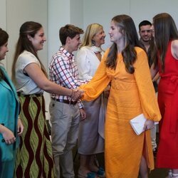La Princesa Leonor y la Infanta Sofía saludando en una reunión de trabajo antes de los Princesa de Girona 2023