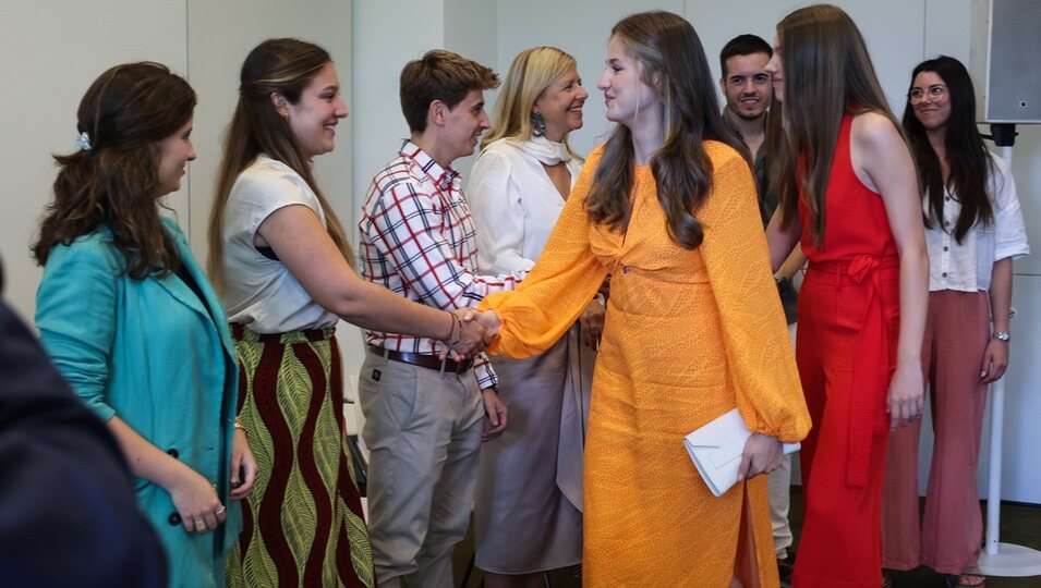 La Princesa Leonor y la Infanta Sofía saludando en una reunión de trabajo antes de los Princesa de Girona 2023