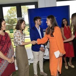 La Princesa Leonor y la Infanta Sofía en los saludos antes de una reunión previa a los Premios Princesa de Girona 2023