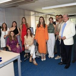 La Princesa Leonor y la Infanta Sofía con miembros de la Fundación Princesa de Girona