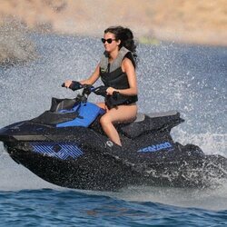 Victoria Federica surcando el mar en una moto acuática en Ibiza