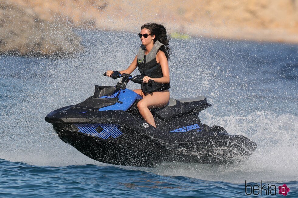 Victoria Federica surcando el mar en una moto acuática en Ibiza