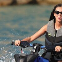 Victoria Federica sacando la lengua desde una moto acuática en Ibiza