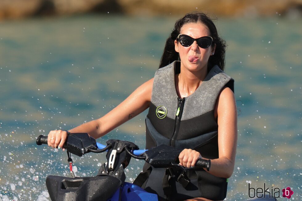 Victoria Federica sacando la lengua desde una moto acuática en Ibiza