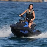 Victoria Federica en una moto acuática durante sus vacaciones en Ibiza