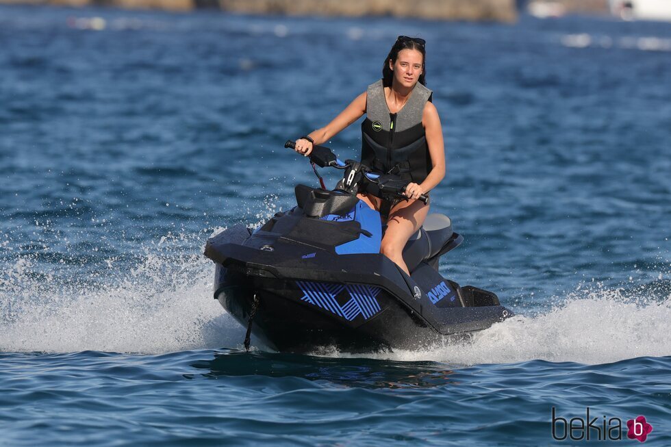 Victoria Federica en una moto acuática durante sus vacaciones en Ibiza
