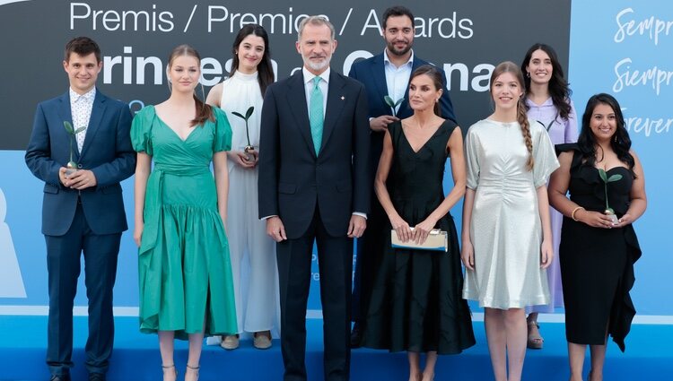La Familia Real posa con los galardonados del Premios Princesa de Girona 2023