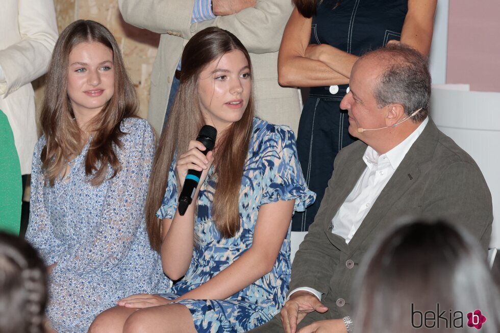 La Infanta Sofía hace una pregunta a Julio Reyes Copello en el taller-concierto de AmplificARTE
