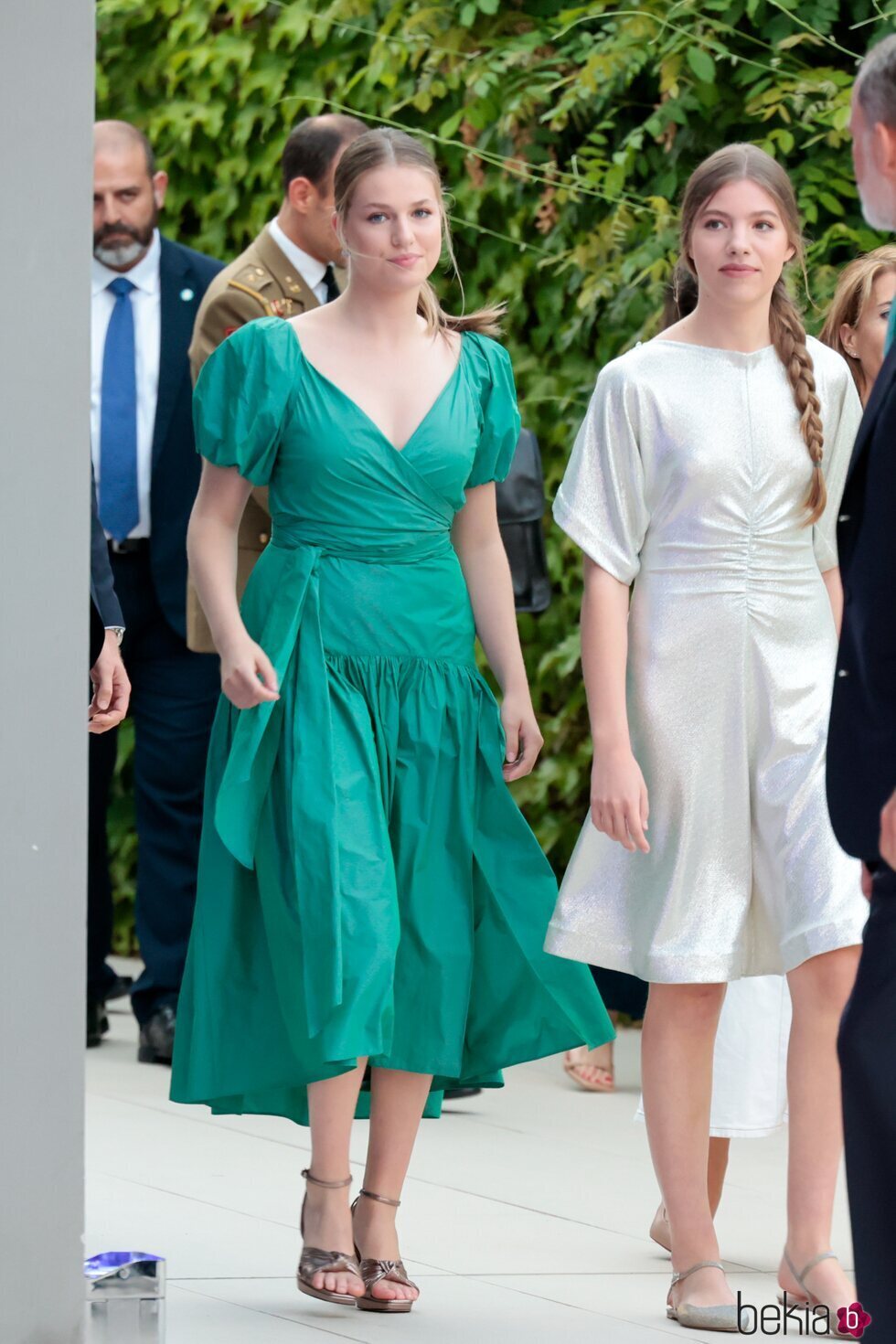 La Princesa Leonor con vestido de Cherubinna y la Infanta Sofía vestida de Moisés Nieto en los Premios Princesa de Asturias 2023
