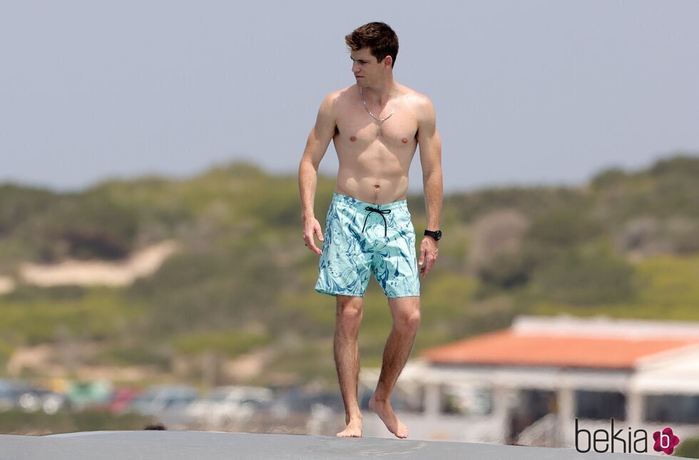 Miguel Bernardeau con el torso desnudo en bañador en Ibiza