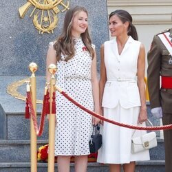 La Reina Letizia y la Princesa Leonor, muy cómplices en la entrega de Despachos en la Academia de Zaragoza