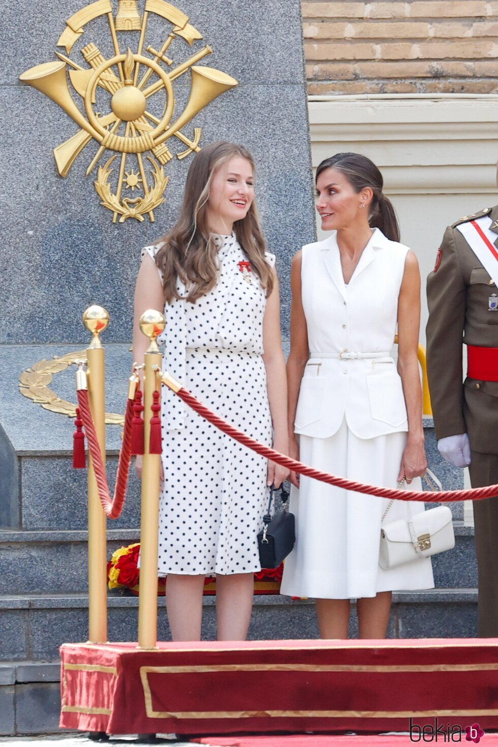 La Reina Letizia y la Princesa Leonor, muy cómplices en la entrega de Despachos en la Academia de Zaragoza