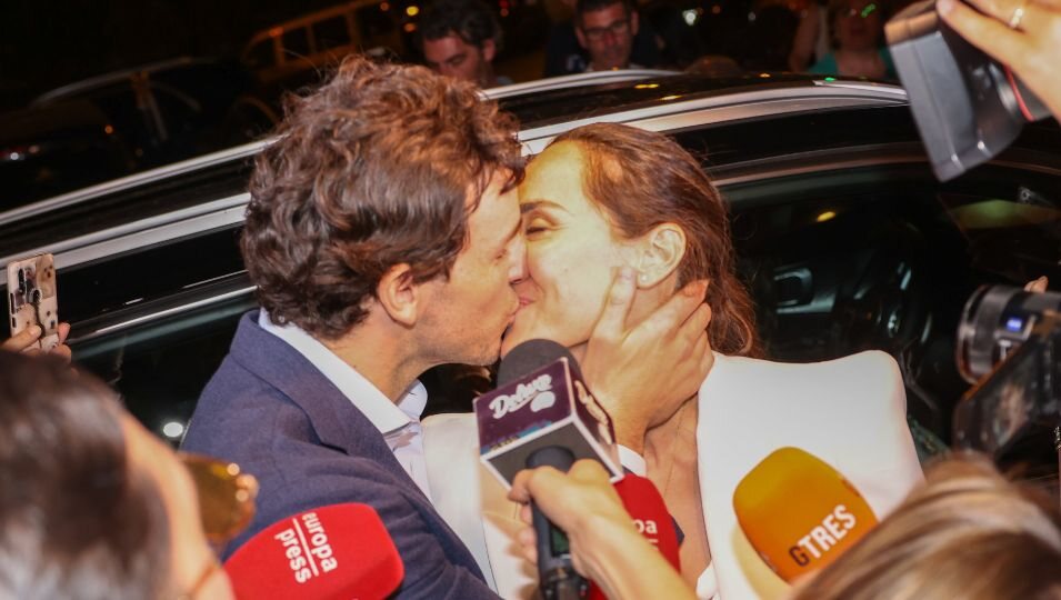 Tamara Falcó e Íñigo Onieva besándose en su fiesta preboda