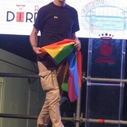 Fernando Grande-Marlaska con una bandera LGTBI en el Orgullo LGTBIQ+ de Chiclana de la Frontera