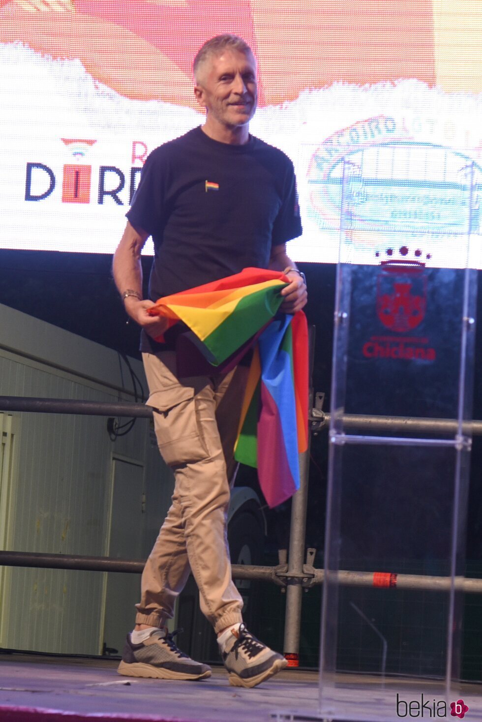 Fernando Grande-Marlaska con una bandera LGTBI en el Orgullo LGTBIQ+ de Chiclana de la Frontera