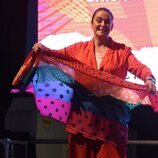 Toñi Moreno con una bandera LGTBI en el Orgullo LGTBIQ+ de Chiclana de la Frontera