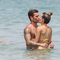 Rodri Fuertes y Marta Castro besándose en una playa en Ibiza