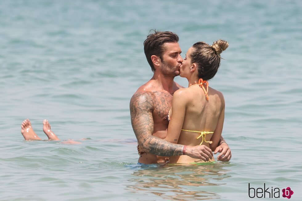 Rodri Fuertes y Marta Castro besándose en una playa en Ibiza