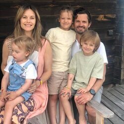 Carlos Felipe y Sofia de Suecia y sus hijos Alexander, Gabriel y Julian en un posado de verano en Öland