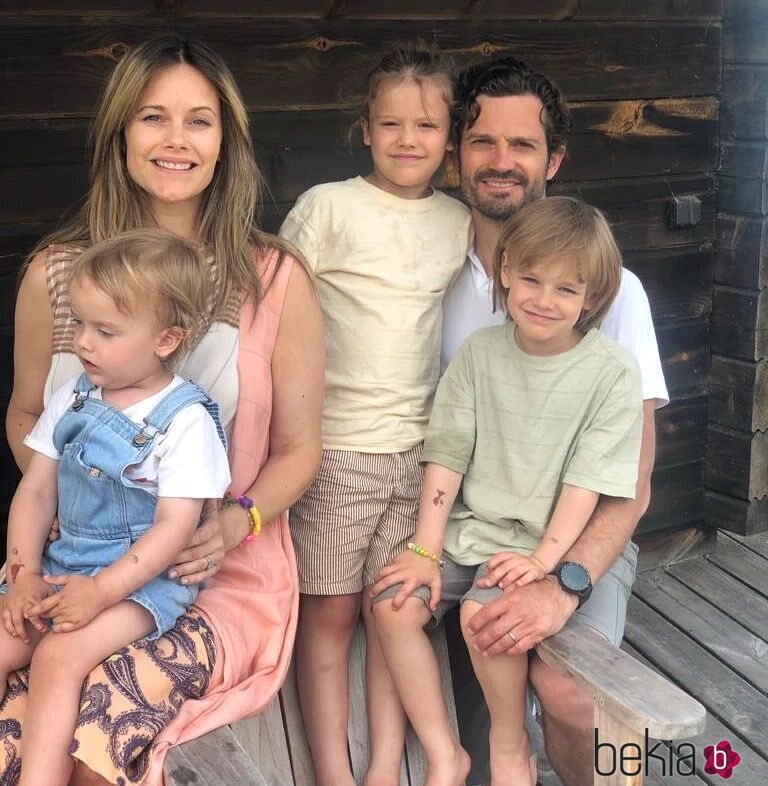 Carlos Felipe y Sofia de Suecia y sus hijos Alexander, Gabriel y Julian en un posado de verano en Öland