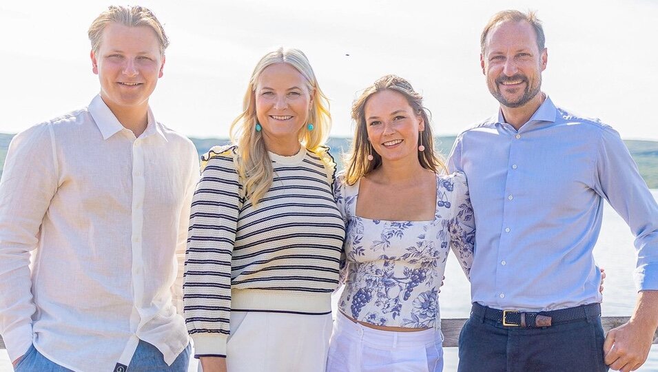 Haakon y Mette-Marit de Noruega y sus hijos Ingrid Alexandra y Sverre Magnus en sus vacaciones en el norte de Noruega