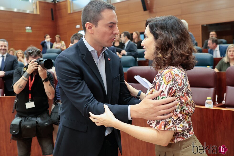 Juan Lobato, muy atento con Isabel Díaz Ayuso tras sufrir un aborto