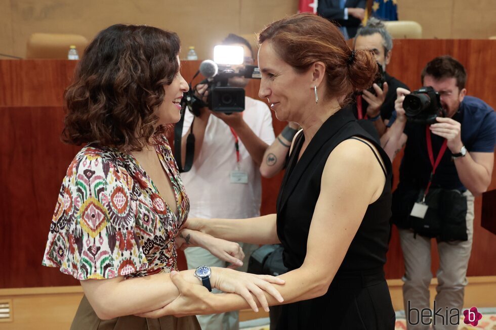 Mónica García, muy atenta con Isabel Díaz Ayuso tras sufrir un aborto