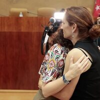 Isabel Díaz Ayuso y Mónica García se abrazan en la Asamblea de Madrid