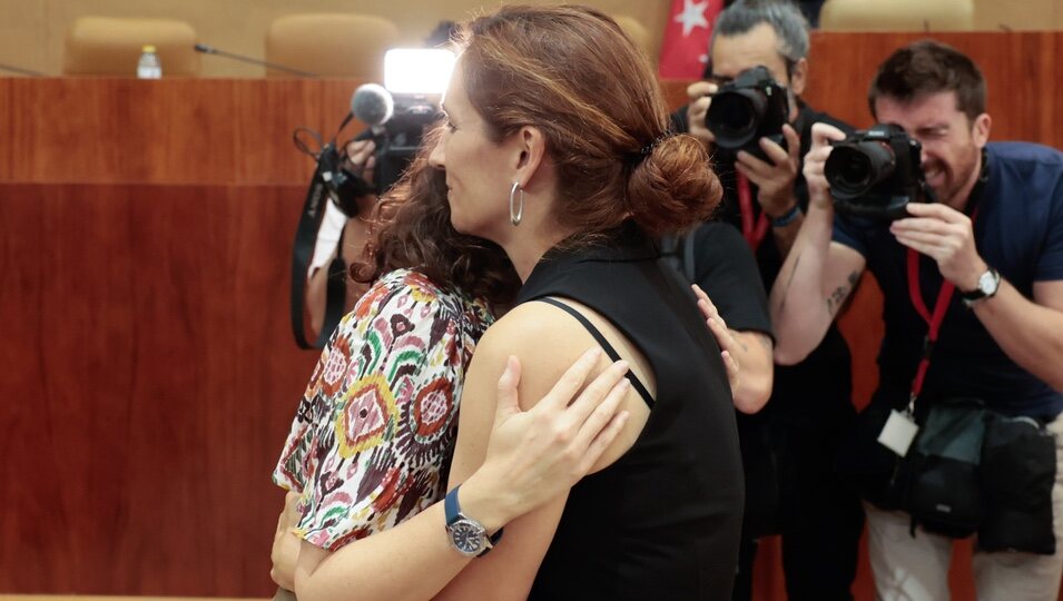 Isabel Díaz Ayuso y Mónica García se abrazan en la Asamblea de Madrid