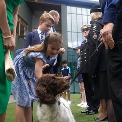 La Princesa Charlotte acariciando a una perra en la final de Wimbledon 2023