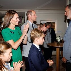 El Rey Felipe VI, el Príncipe Guillermo y Kate Middleton y sus hijos George y Charlotte en la final de Wimbledon 2023