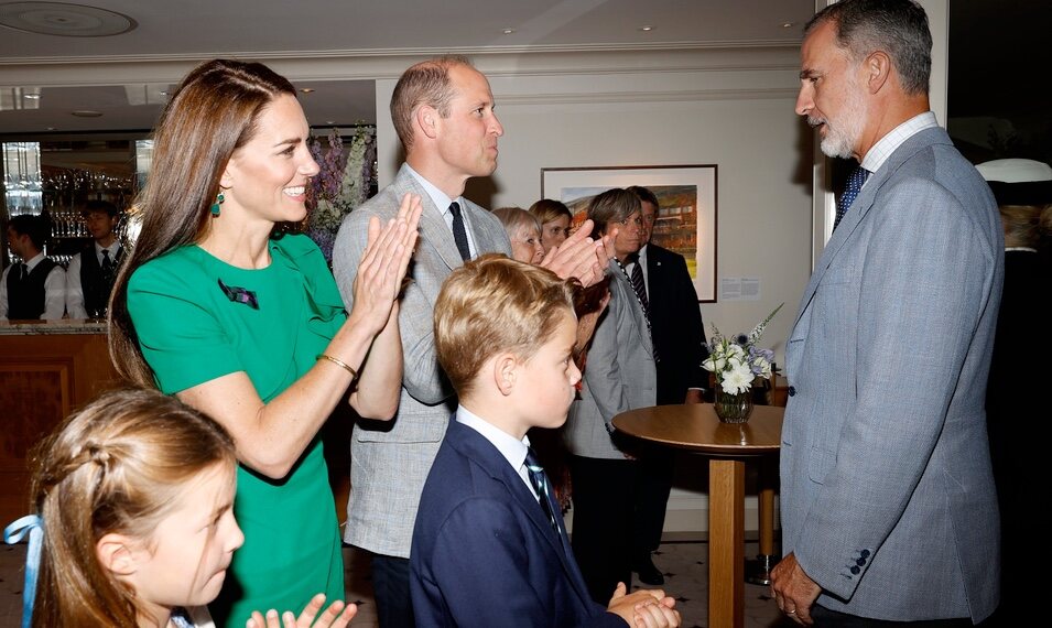 El Rey Felipe VI, el Príncipe Guillermo y Kate Middleton y sus hijos George y Charlotte en la final de Wimbledon 2023