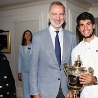 El Rey Felipe VI y Carlos Alcaraz con su trofeo de Wimbledon 2023