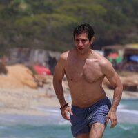 Quim Gutiérrez con el torso desnudo en una playa de Ibiza